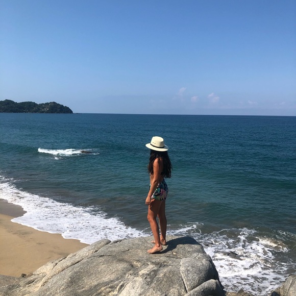 Meet your Posher, Ally - Picture 1 of 1